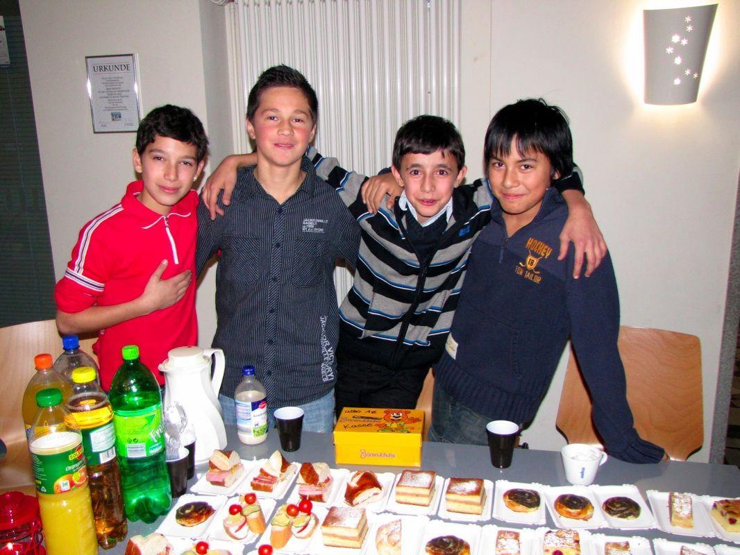 Steven, Giuseppe, Muhammed und Volkan von der 2a beim Kuchenverkauf
