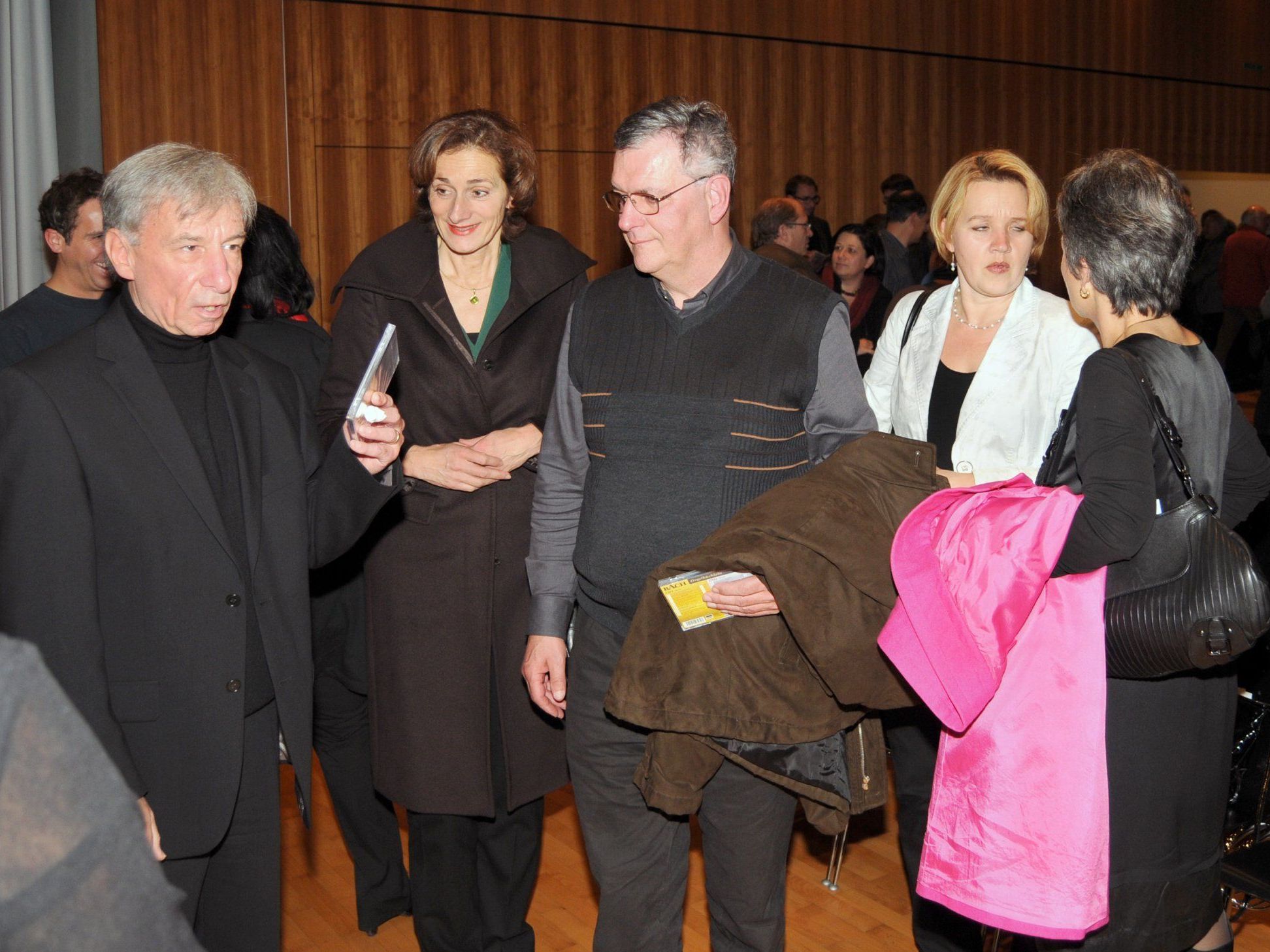 Prof. Bruno Oberhammer (li.) bei der CD-Vorstellung im Gespräch