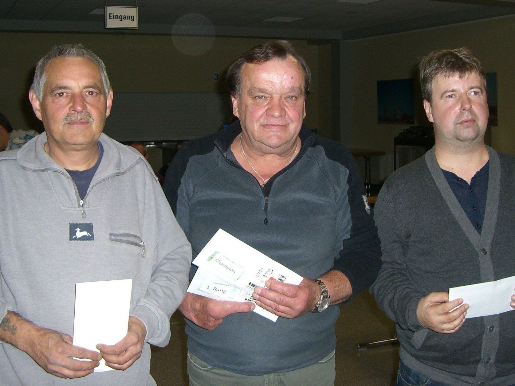 Im Bild v.l. Günter Kichel (2.), Johann Steflitsch (1.), Mario Kathrein (3.) Im Bild v.l. Günter Kichel (2.), Johann Steflitsch (1.), Mario Kathrein (3.)