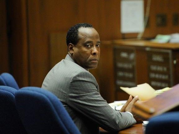 Conrad Murray bekennt sich "nicht schuldig". Ihm drohen vier Jahre Haft Conrad Murray bekennt sich "nicht schuldig". Ihm drohen vier Jahre Haft