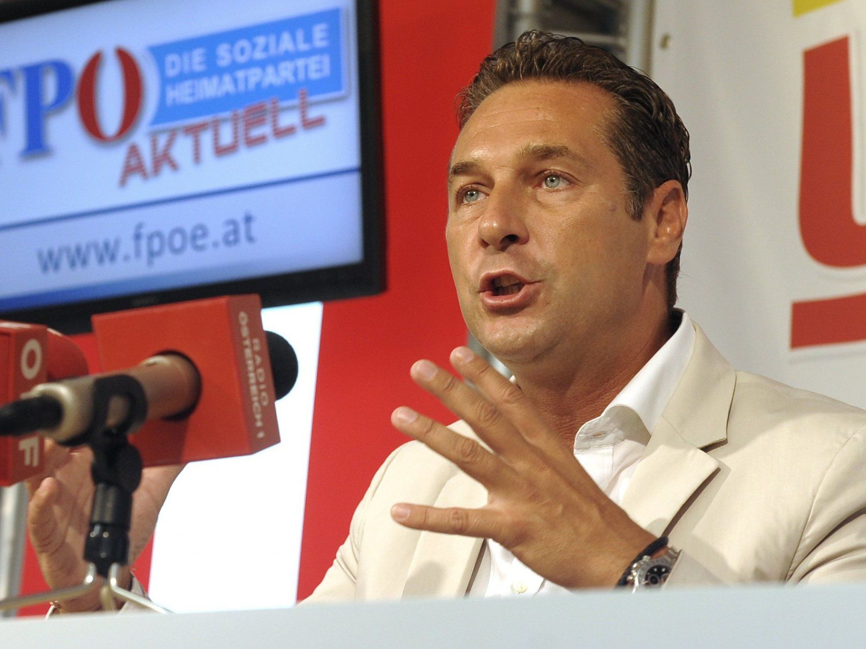 Verpflichtung zu Volksbefragungen und Umsetzung durch Regierung. Verpflichtung zu Volksbefragungen und Umsetzung durch Regierung.