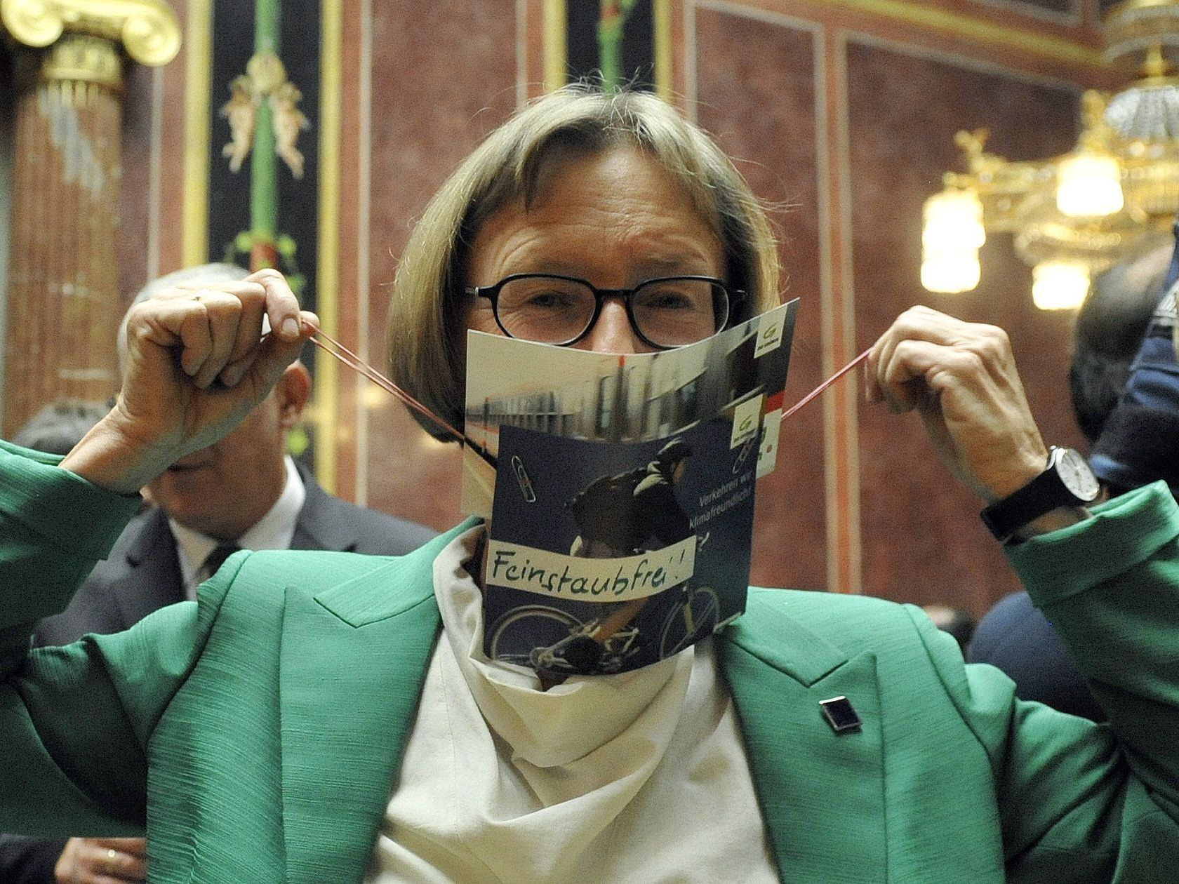 Abgeordnete Gabi Moser demonstriert auch gleich den verloren geglaubten Grünen Aktionismus während der Feier. Abgeordnete Gabi Moser demonstriert auch gleich den verloren geglaubten Grünen Aktionismus während der Feier.