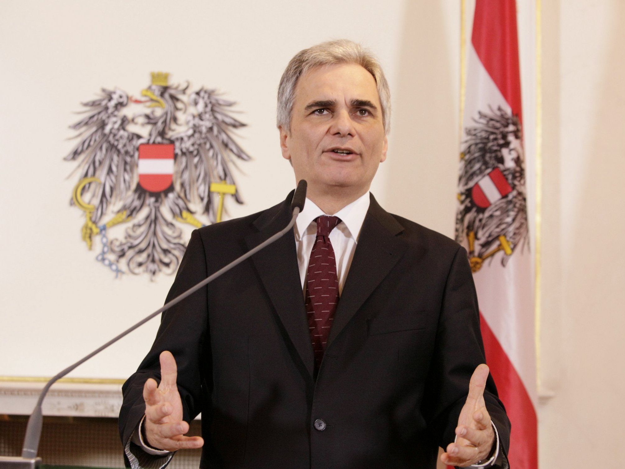 Bundeskanzler schließt Euro-Bonds nicht aus. Bundeskanzler schließt Euro-Bonds nicht aus.