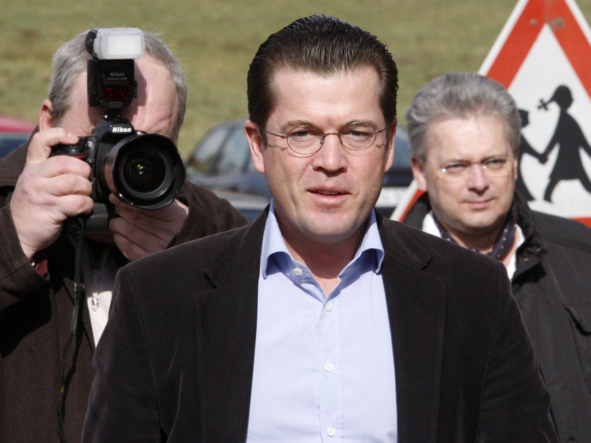 Ex-Verteidigungsminister will sich alle Optionen offen halten. Ex-Verteidigungsminister will sich alle Optionen offen halten.