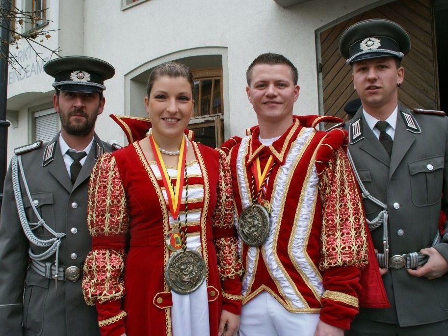 Das Prinzenpaar Jakob und Marilyn mit Narrenpolizisten Herbert und Lukas. Das Prinzenpaar Jakob und Marilyn mit Narrenpolizisten Herbert und Lukas.
