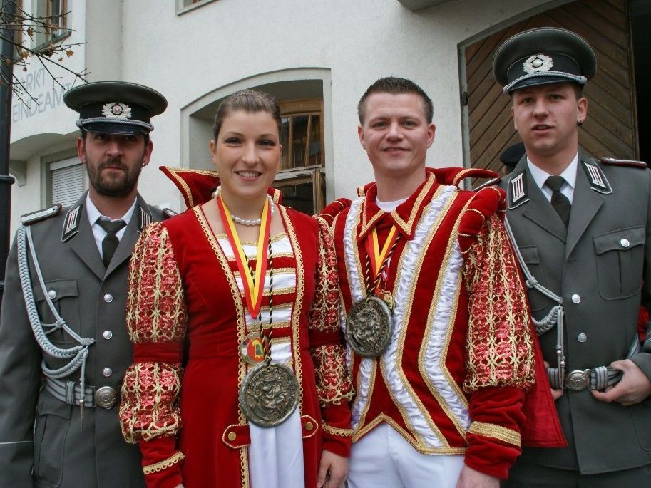 Das Prinzenpaar Jakob und Marilyn mit Narrenpolizisten Herbert und Lukas.