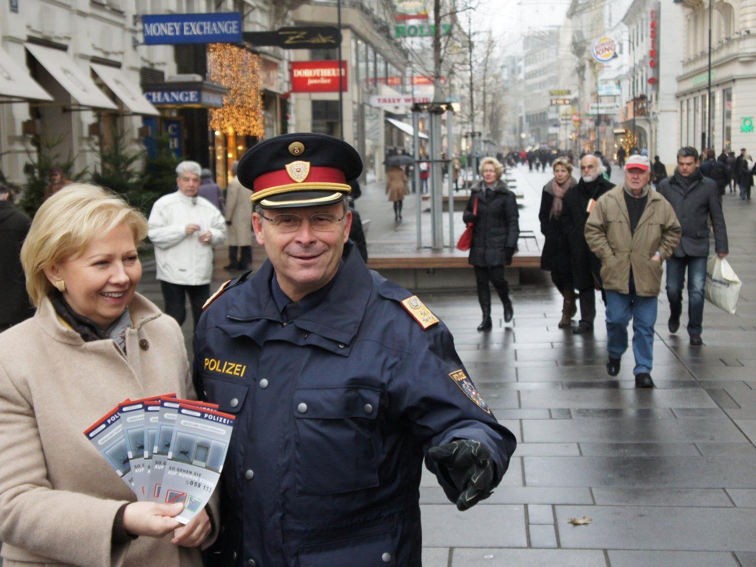 Passen gut auf die Wiener auf: WK-Präsidentin Brigitte Jenk und Polizeigeneral Karl Mahrer