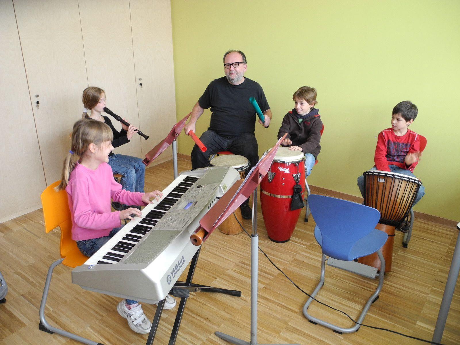 Musiklehrer Albert Dünser beim Unterricht in der Volksschule