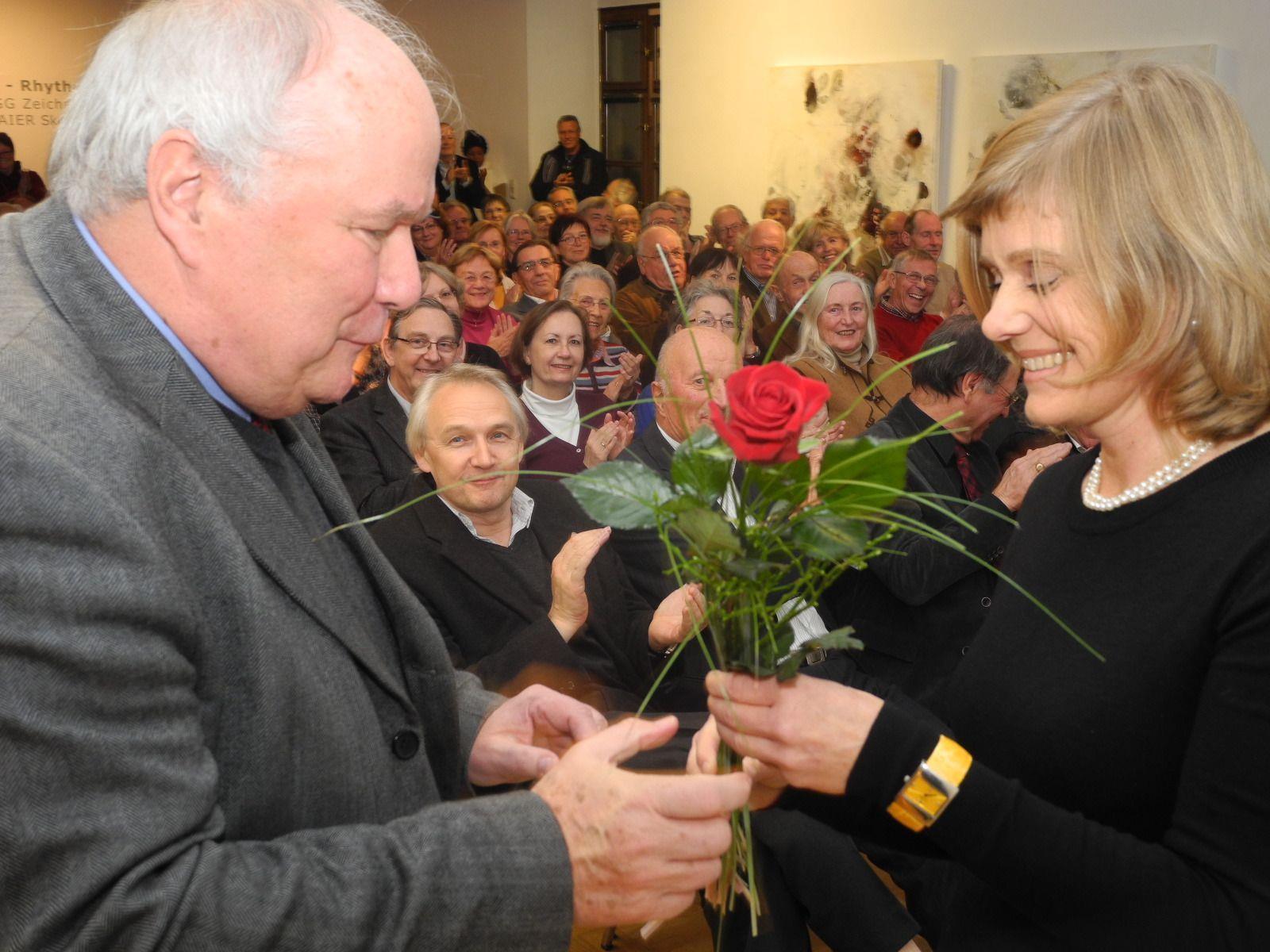 STR Barbara Schöbi-Fink dankt dem scheidenden Stadtbibliokar Karlheinz Albrecht mit einer Rose