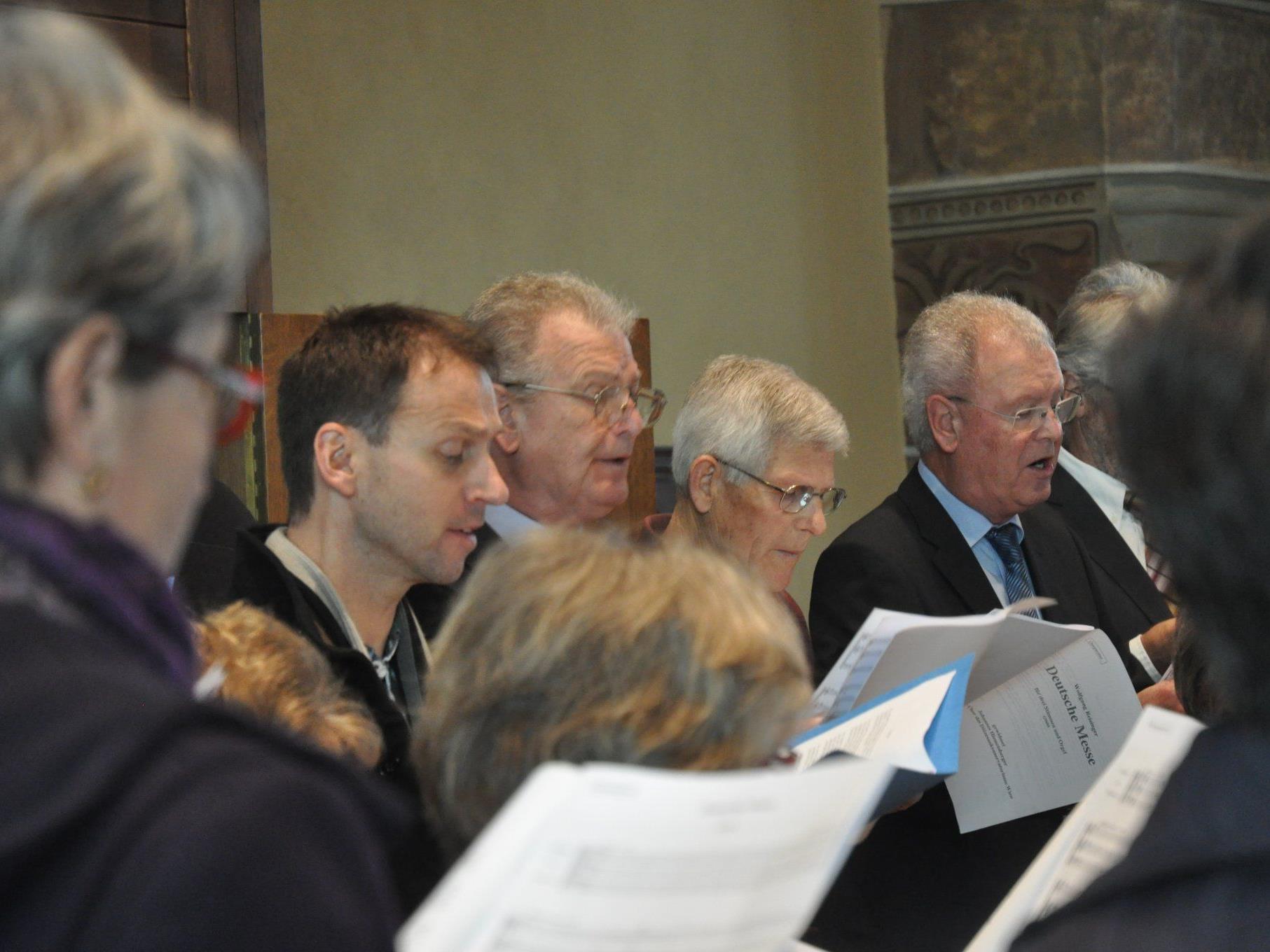 Der Weiler Kirchenchor sang bei seinem Jubiläum die Deutsche Messe.