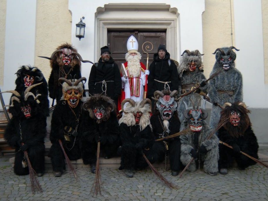 großes Krampustreiben in der Tschaggunser Au großes Krampustreiben in der Tschaggunser Au