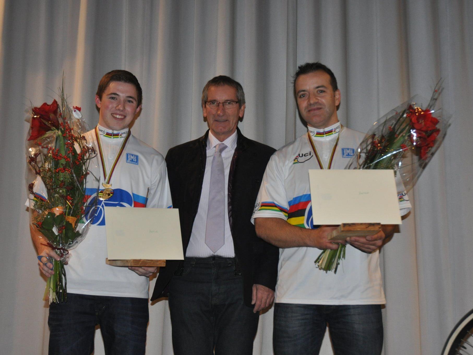 Die Radball Weltmeister mit Bürgermeister Josef Mathis