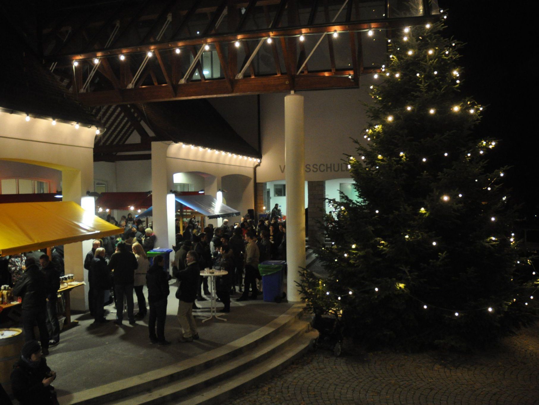 Gute Stimmung und viele Besucher auf dem "Klus'r Adventmarkt" Gute Stimmung und viele Besucher auf dem "Klus'r Adventmarkt"