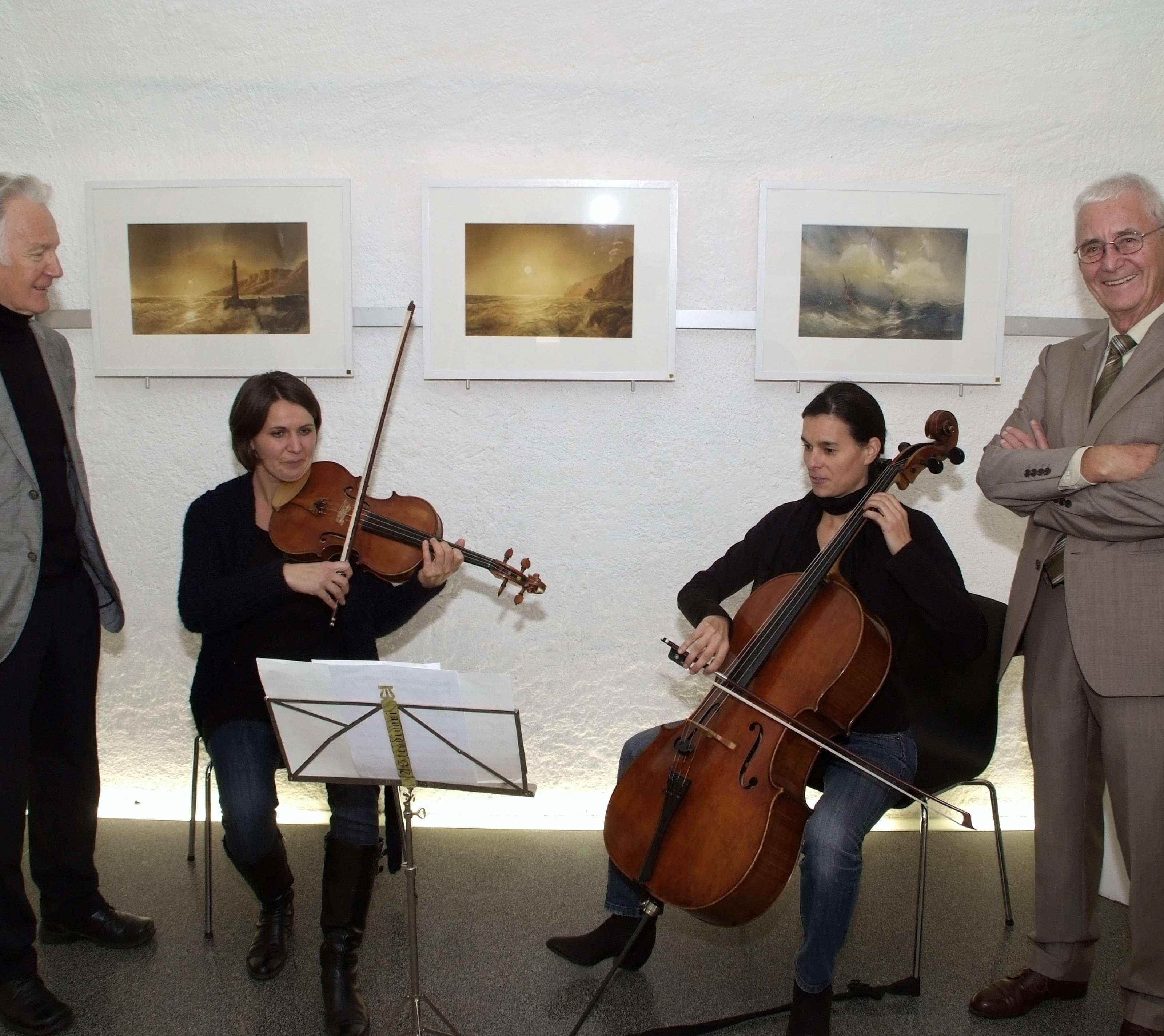 Kurt Susana (li) durfte sich über zahlreichen Besuch bei der Vernissage freuen Kurt Susana (li) durfte sich über zahlreichen Besuch bei der Vernissage freuen