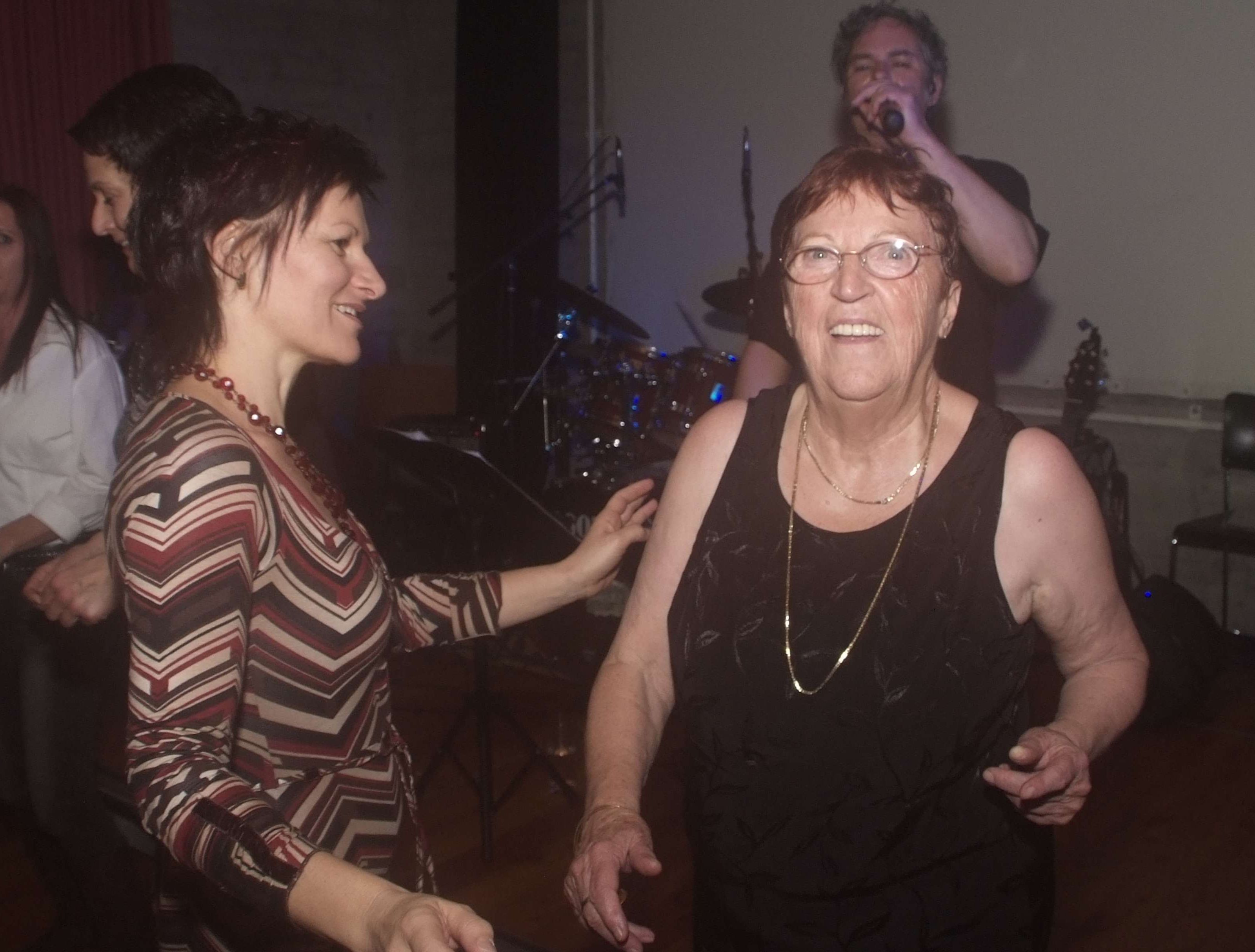Rock-Oma Anni Gritzner feierte ihren „Runden“ voller Energie und Elan. Rock-Oma Anni Gritzner feierte ihren „Runden“ voller Energie und Elan.