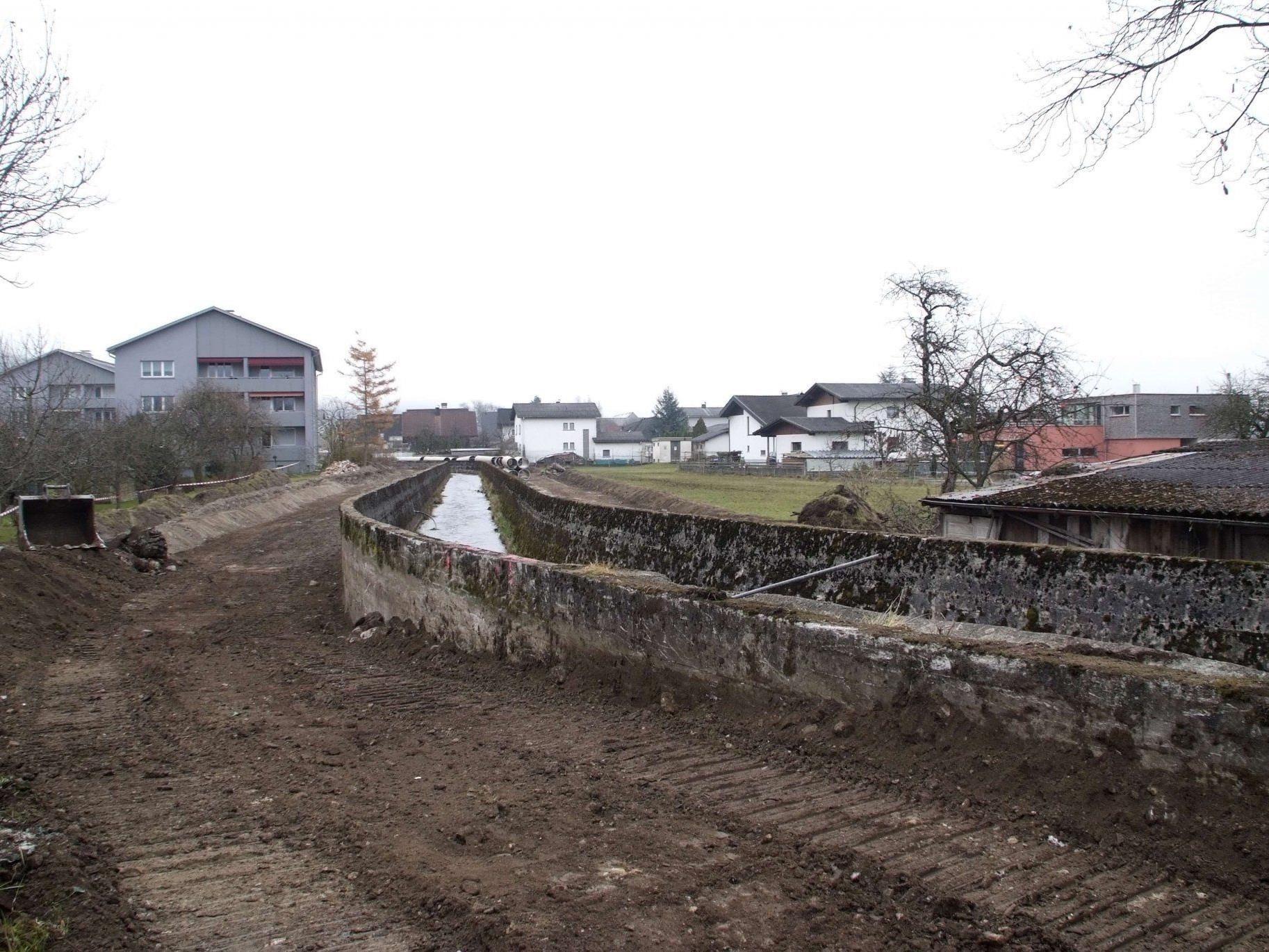 Die Renaturierungsarbeiten am Schwarzbach in Bludesch wurden in Angriff genommen.