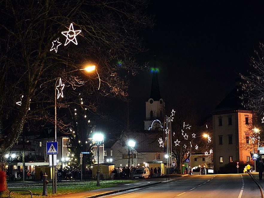 Im Zentrum von Hohenems bleibt ein weihnachtliches Lichtermeer.