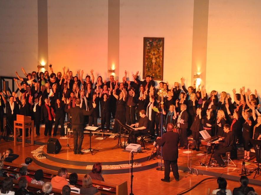 Singen, klatschen, loben lautet die Devise bei den Konzerten der „gospel-family“.
