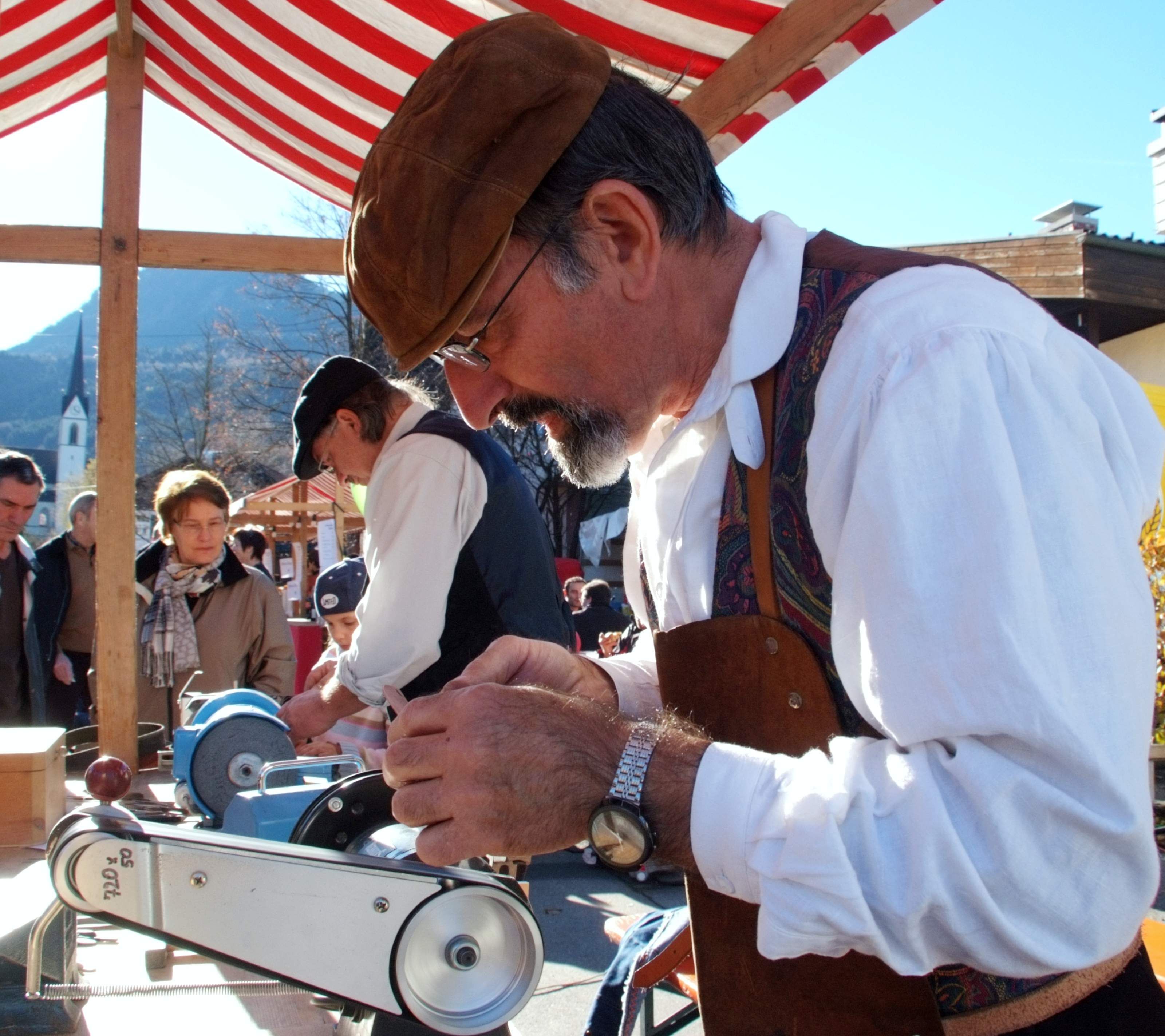 Die Scherenschleifer sind eine „scharfe“ Attraktion auf dem „Frastner Herbstmarkt“. Die Scherenschleifer sind eine „scharfe“ Attraktion auf dem „Frastner Herbstmarkt“.