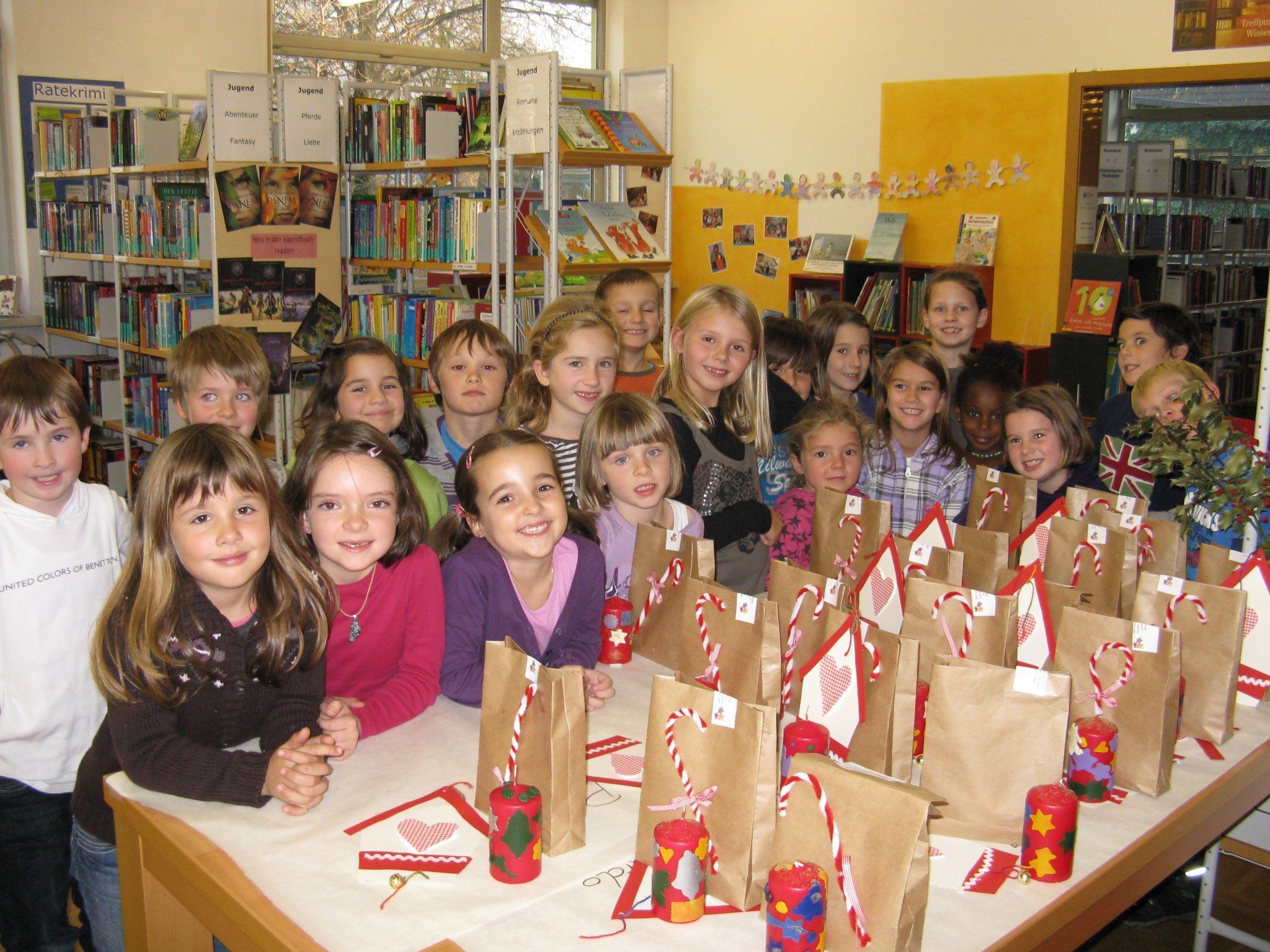 Die Kinder fertigten mit viel Freude tolle Adventdekorationen. Die Kinder fertigten mit viel Freude tolle Adventdekorationen.
