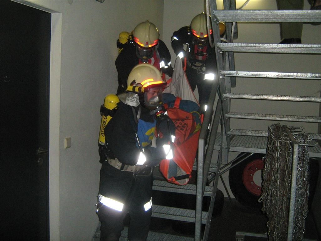 Atemschutztrupp bei der Menschenrettung Atemschutztrupp bei der Menschenrettung