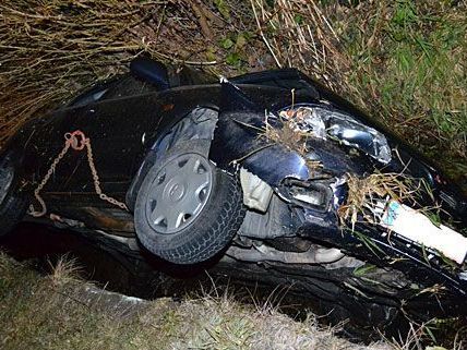 Der Unfallwagen geriet in Kirchschlag von der Straße ab und landete in einem Bachbett Der Unfallwagen geriet in Kirchschlag von der Straße ab und landete in einem Bachbett