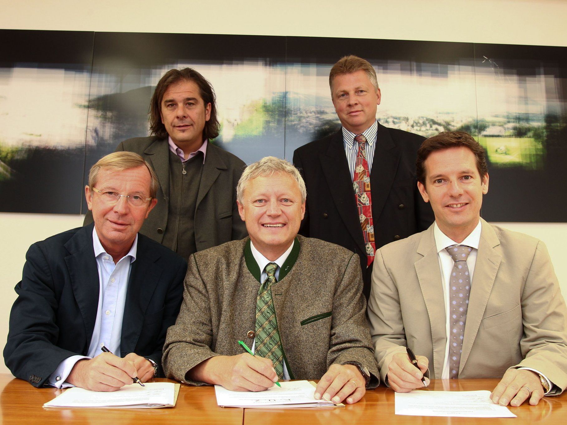 Vertragsunterzeichnung Kubus in Tamsweg im August 2011 mit LH-Stv. Wilfried Haslauer, Bgm. Alois Lankmayer, LH-Stv. David Brenner, Robert Wimmer und Vize-Bgm. Klaus Repetschnigg. Vertragsunterzeichnung Kubus in Tamsweg im August 2011 mit LH-Stv. Wilfried Haslauer, Bgm. Alois Lankmayer, LH-Stv. David Brenner, Robert Wimmer und Vize-Bgm. Klaus Repetschnigg.