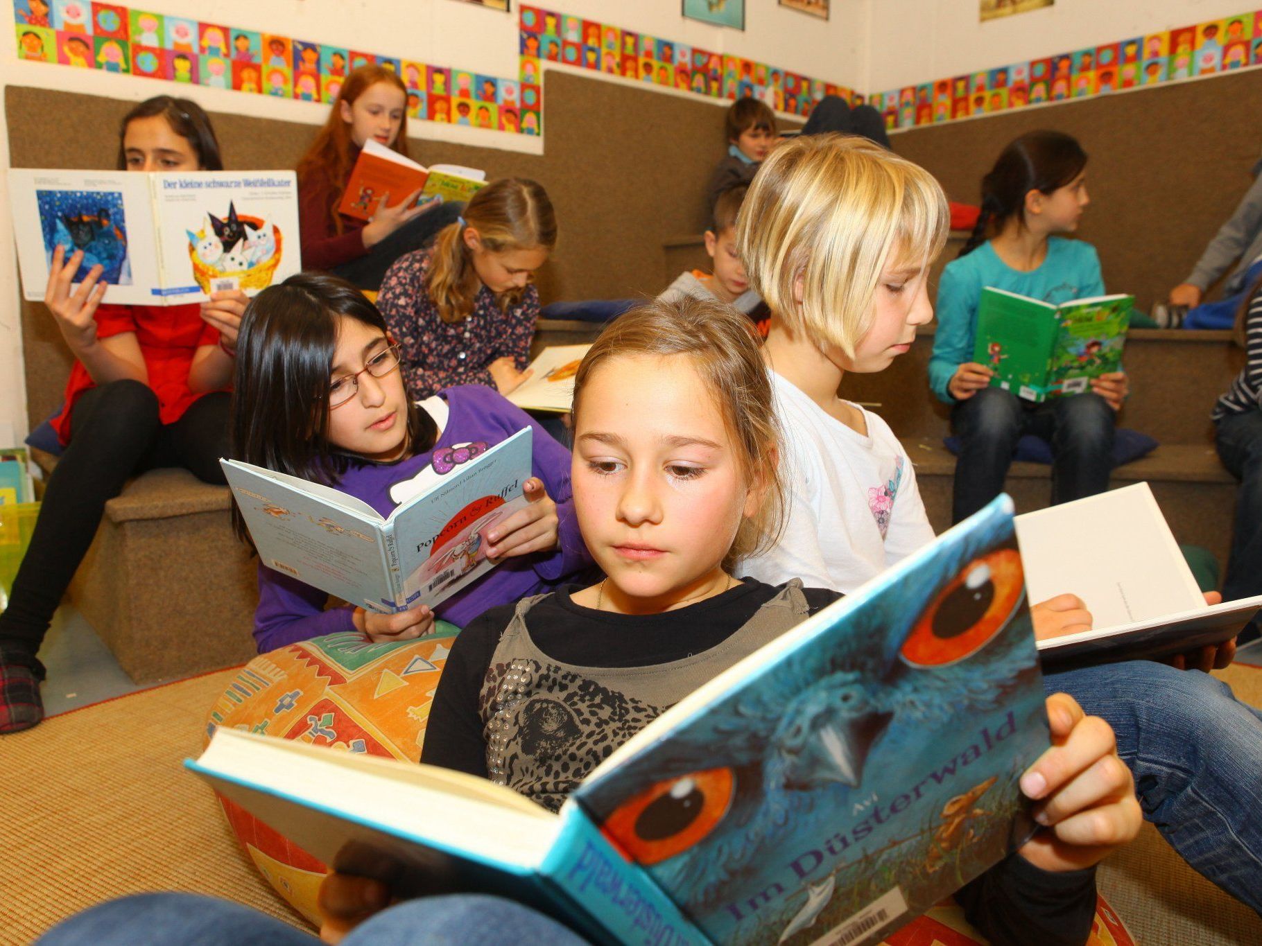 Volksschule Götzis-Blattur: Heuer haben sich die Kinder der 2a und 4b durch rund 250 Neuerscheinungen auf dem Kinderbuchmarkt geblättert und für ihre Altersstufe zehn Bücher ausgewählt. Volksschule Götzis-Blattur: Heuer haben sich die Kinder der 2a und 4b durch rund 250 Neuerscheinungen auf dem Kinderbuchmarkt geblättert und für ihre Altersstufe zehn Bücher ausgewählt.