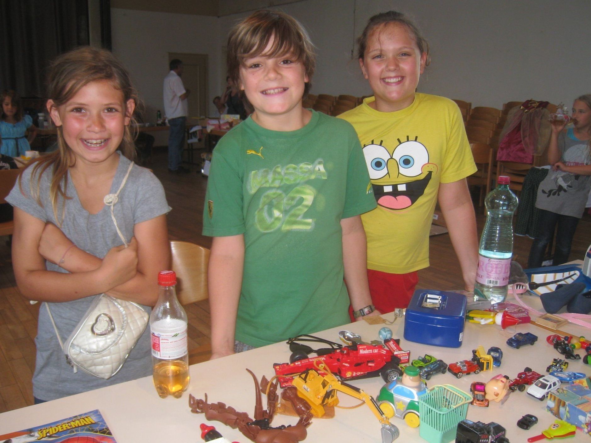 Die Kinder freuen sich auf viele kaufinteressierte Besucher. Die Kinder freuen sich auf viele kaufinteressierte Besucher.