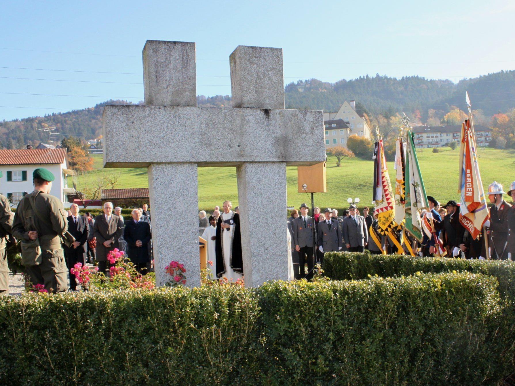 Traditionelle Gedenkfeier, Ansprache und Kranzniederlegung beim Kriegerdenkmal am Seelensonntag.
