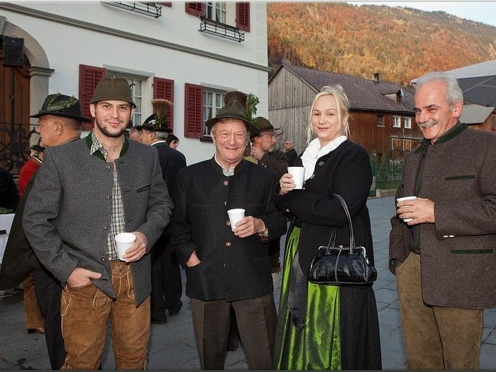 gemütliches Treffen bei Glühwein am Dorfplatz in Bezau gemütliches Treffen bei Glühwein am Dorfplatz in Bezau