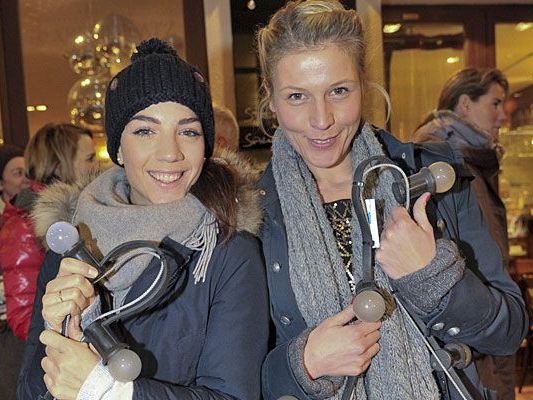 Maddalena Hirschal und Franziska Weisz unterstützten die Tuchlauben-Aktion. Maddalena Hirschal und Franziska Weisz unterstützten die Tuchlauben-Aktion.