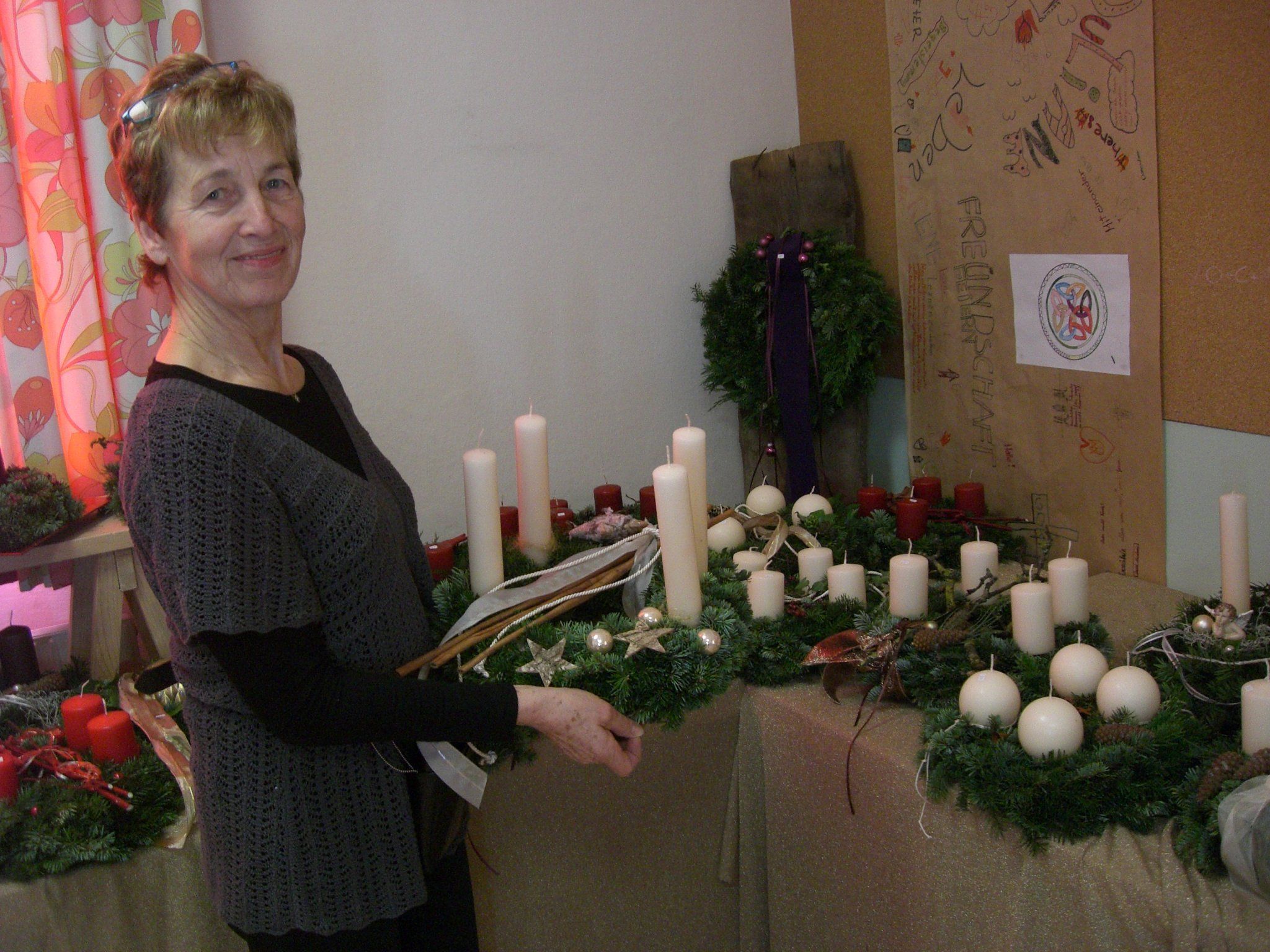 Margit Öttl präsentiert die gebatelten Adventkränze Margit Öttl präsentiert die gebatelten Adventkränze