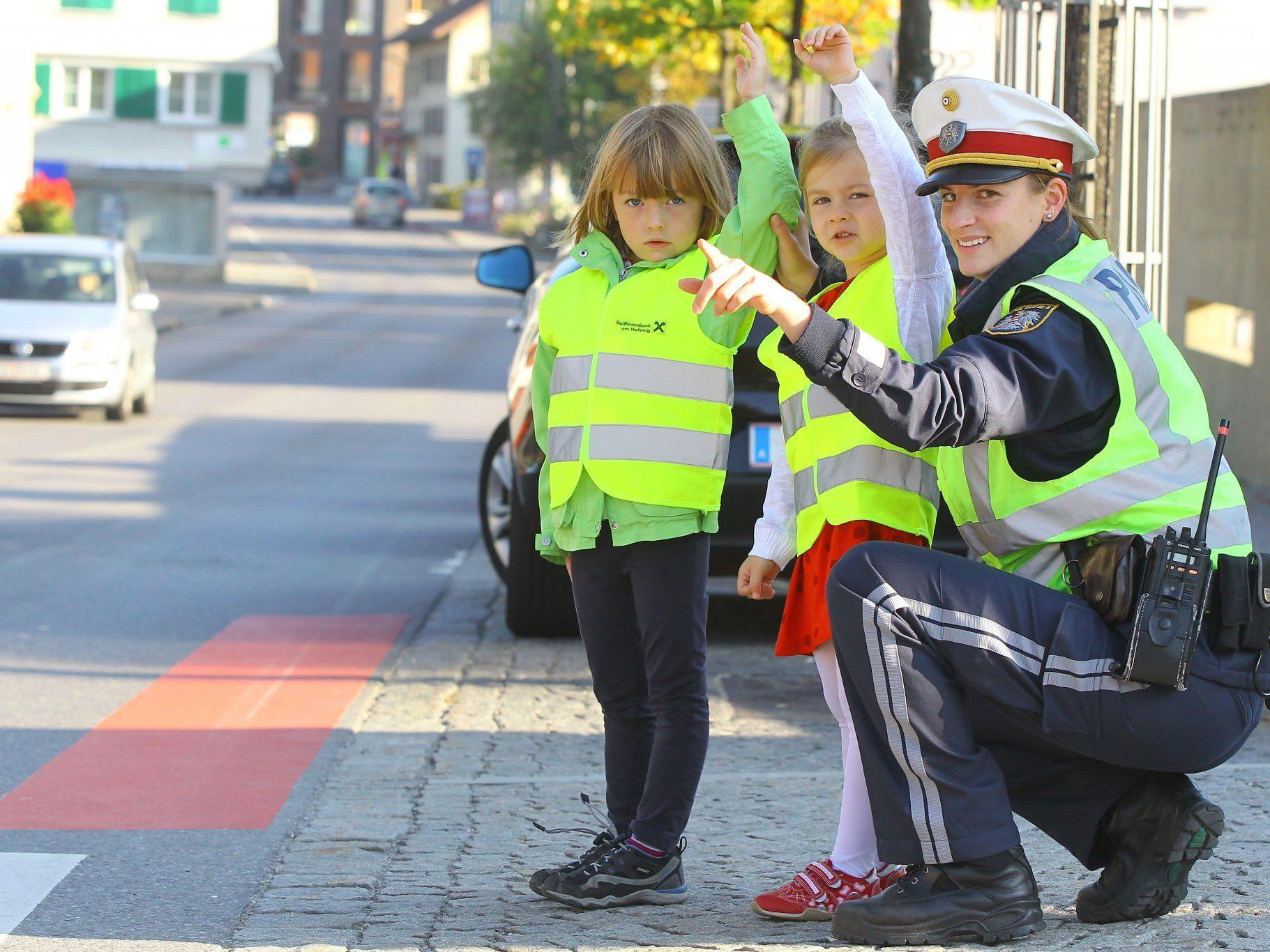 Verkehrserziehung: Mirjam Allgäuer und ihre Kollegen sorgen dafür, dass die kleine Emma und Miriam mit ihren Freunden sicher von der Schule nach Hause kommen.