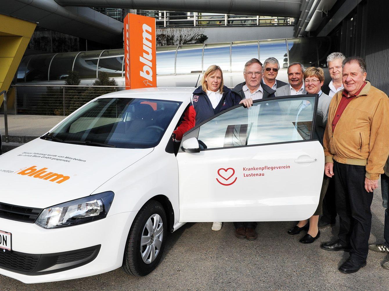 Die Blum-Mitarbeiterinnen haben dem Lustenauer Krankenpflegeverein ein Auto gespendet.