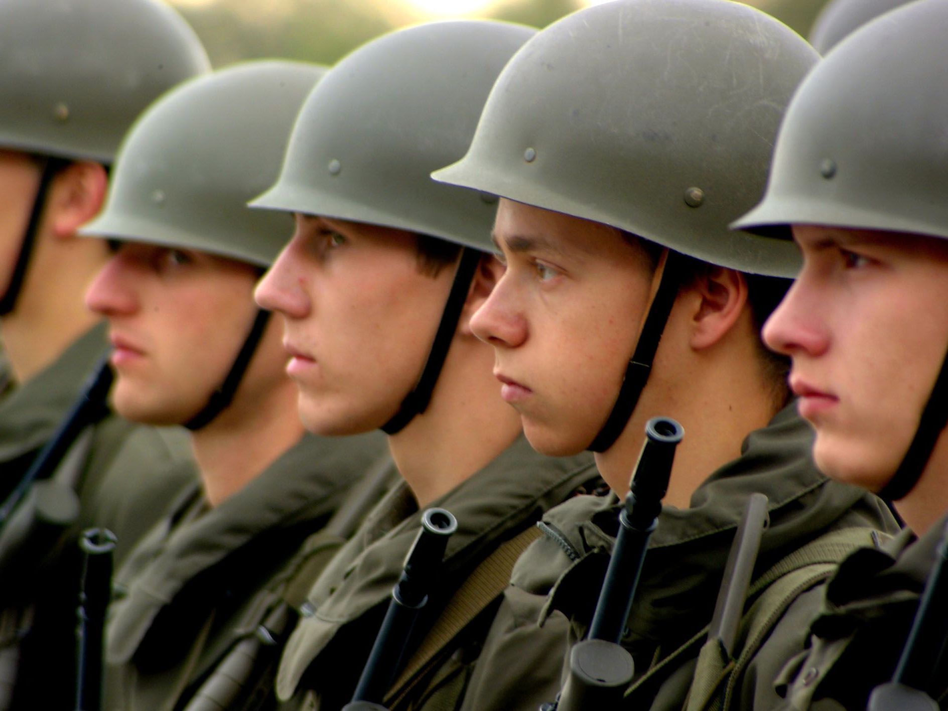 Aufgestellt in Reih' und Glied sind die Rekruten nur noch in der Kaserne, nicht aber mehr an der Grenze. Aufgestellt in Reih' und Glied sind die Rekruten nur noch in der Kaserne, nicht aber mehr an der Grenze.