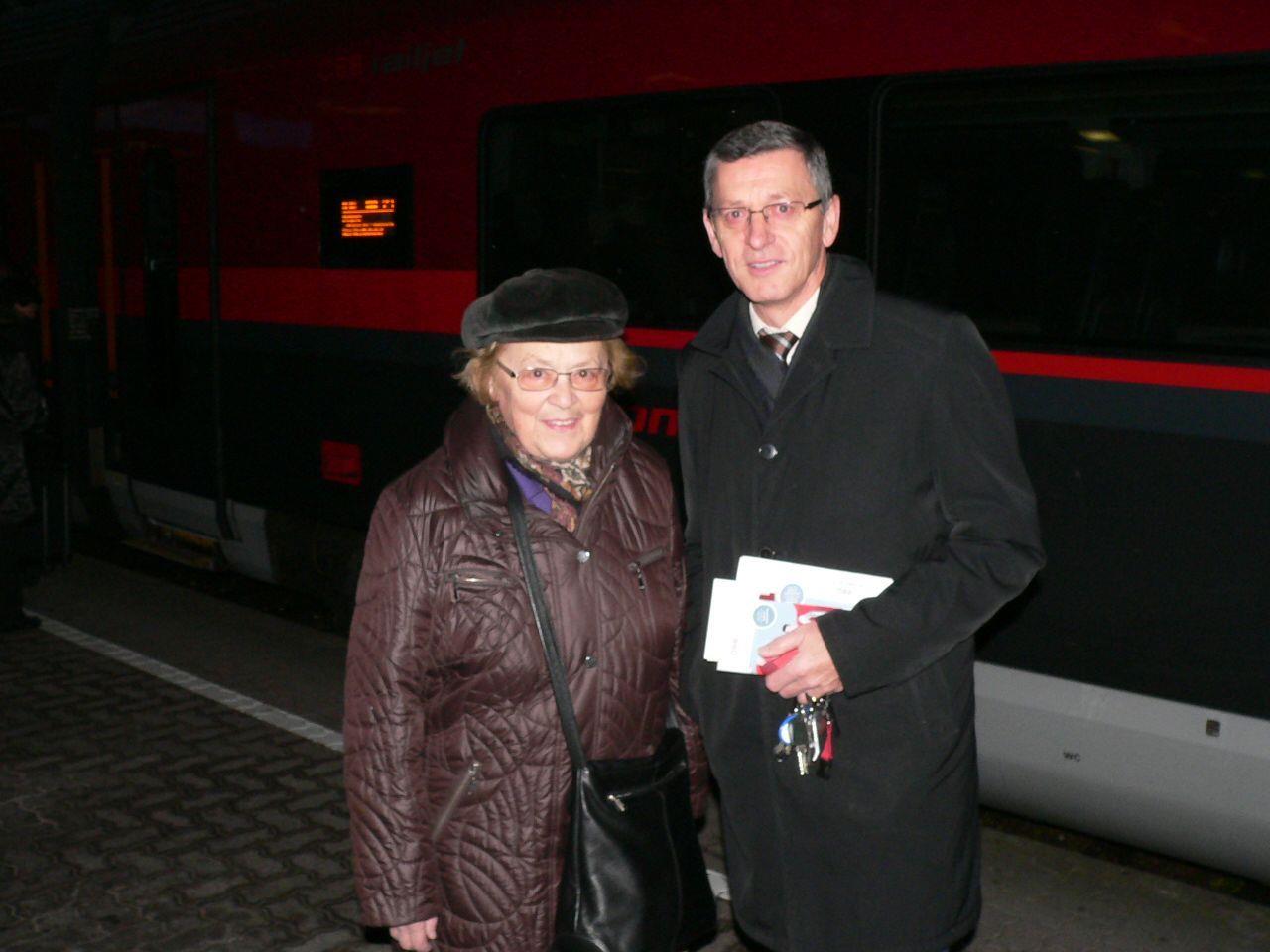 Vorarlbergs ÖBB Regionalmanager Gerhard Mayer überreichte der glücklichen Erika Schuhmacher aus Bregenz vor dem railjet den Preis