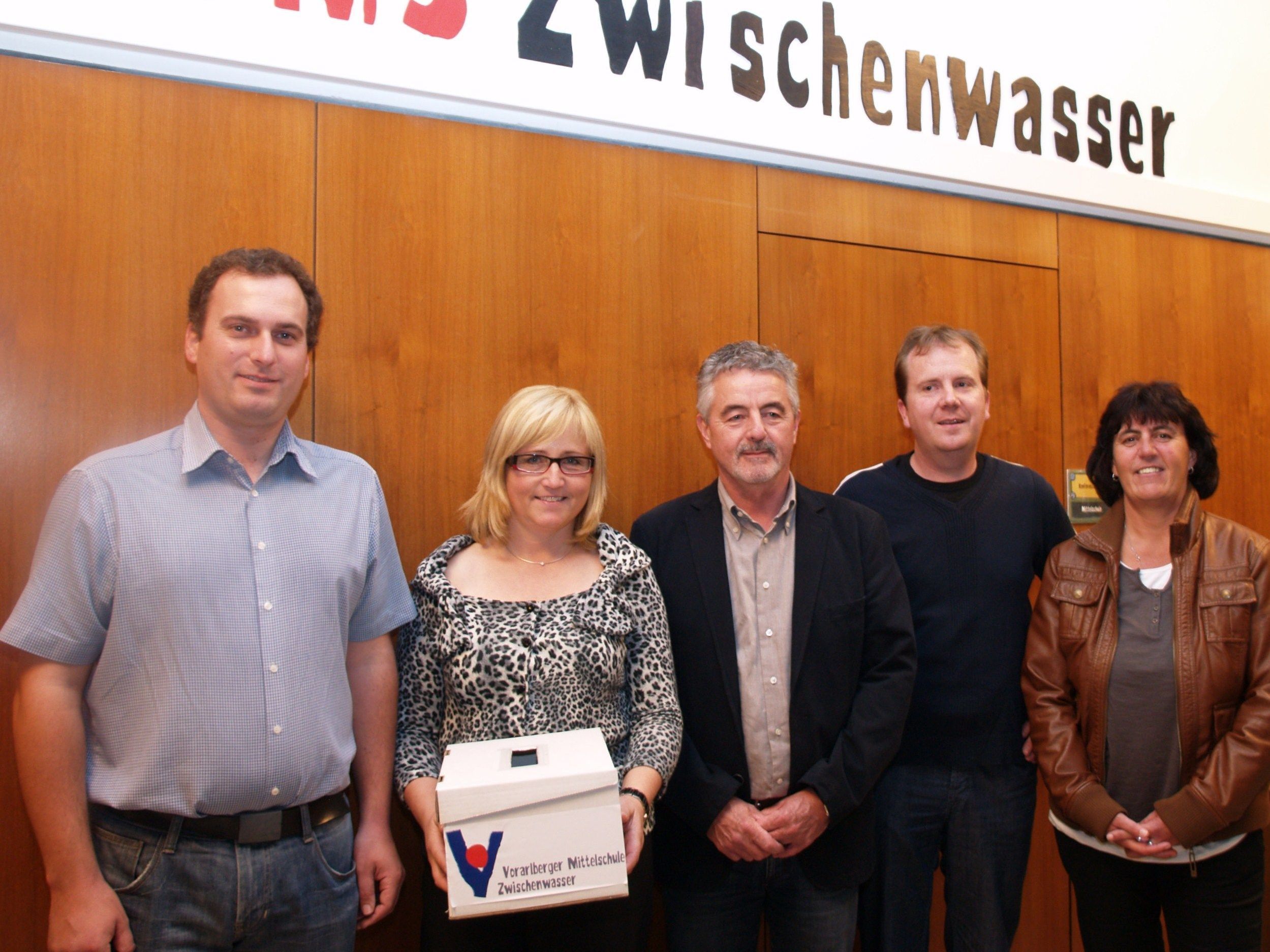 Martin Madlener und Margot Berchtold von der Mittelschule mit Vertretern der Wirtschaft. Martin Madlener und Margot Berchtold von der Mittelschule mit Vertretern der Wirtschaft.