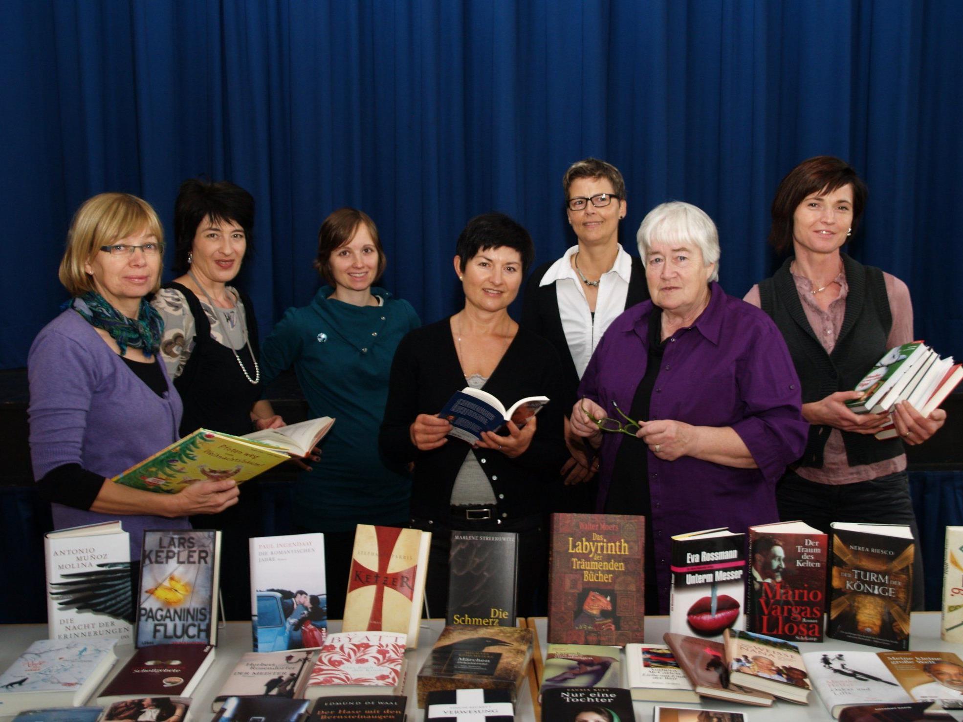 Priska Bickel mit einigen der sechzehn Frauen des Bücherei-Teams bei der Buchausstellung in Muntlix