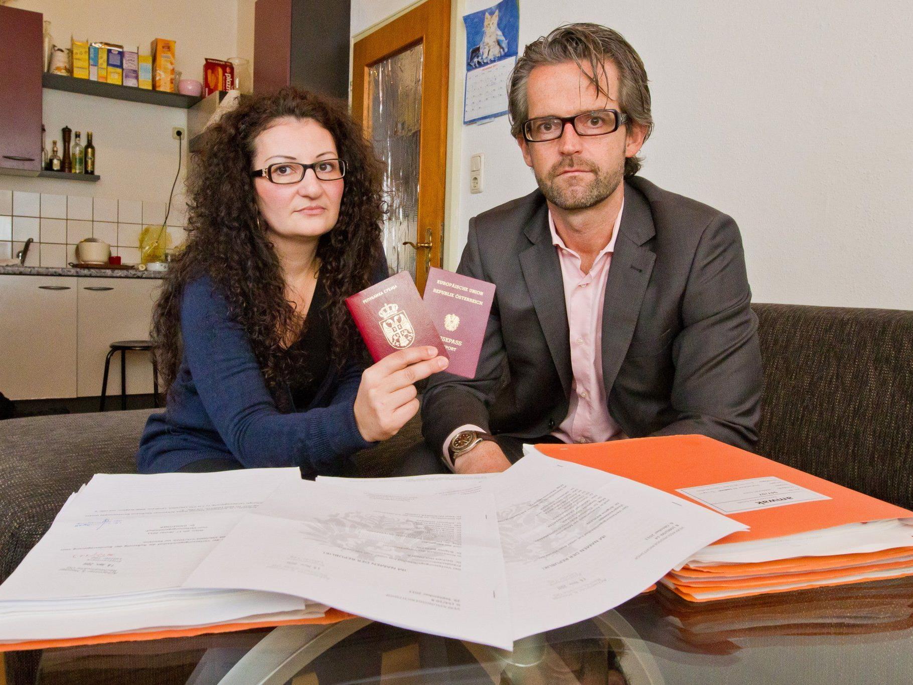 Jede Menge Ordner, und keine Entscheidung. Emine Androcec und ihr Anwalt Clemens Achammer warten immer noch auf den gewünschten Pass.