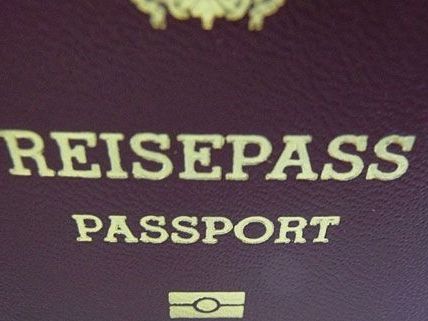 Der Menschenhändler-Ring verschaffte mehreren Personen Reise-Dokumente und erbeutete damit 180.000 Euro Der Menschenhändler-Ring verschaffte mehreren Personen Reise-Dokumente und erbeutete damit 180.000 Euro