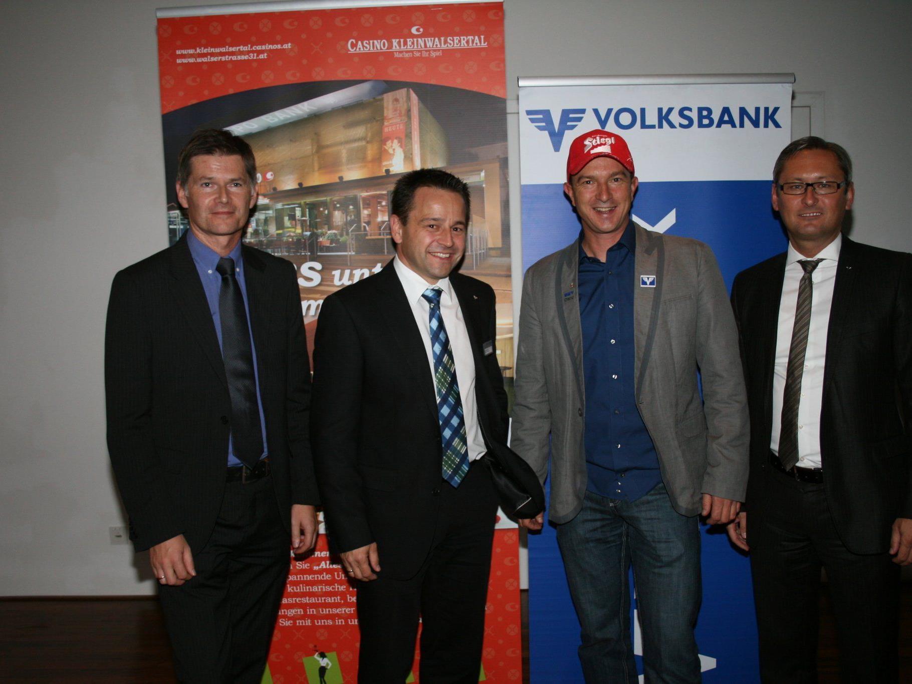 Bernhard Moosbrugger (Casinos Austria), Andi Hammerer (Volksbank Vorarlberg, Filiale Riezlern), Cheftrainer Alexander Pointner und VVB-Vorstandsdirektor Gerhard Hamel.