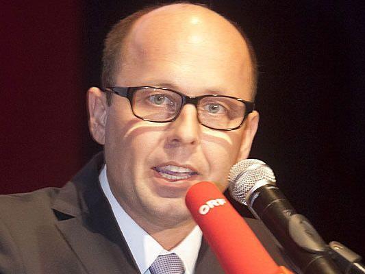 Michael Ritsch präsentiert seine "Zehn Punkte" am Landesparteitag der SPÖ in Wolfurt.