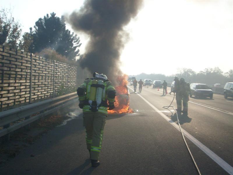 Gleich zwei Fahrzeugbrände musste die FF Leobersdorf am Sonntag löschen.