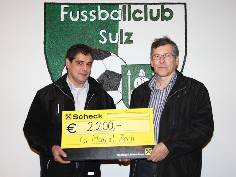 Scheckübergabe durch Vereinskassier Karl Frick an den Vater von Marcel Zech. Scheckübergabe durch Vereinskassier Karl Frick an den Vater von Marcel Zech.