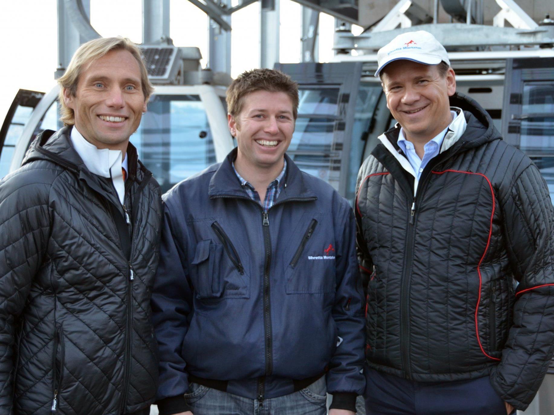 Strahlende Gesichter bei Vorstand Georg Hoblik, Roman Sandrell und Direktor Peter Gaugg.