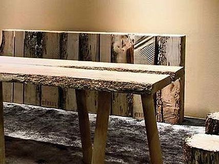 Der Einbrecher versuchte, sich vor den Polizisten unter einem Tisch zu verstecken Der Einbrecher versuchte, sich vor den Polizisten unter einem Tisch zu verstecken
