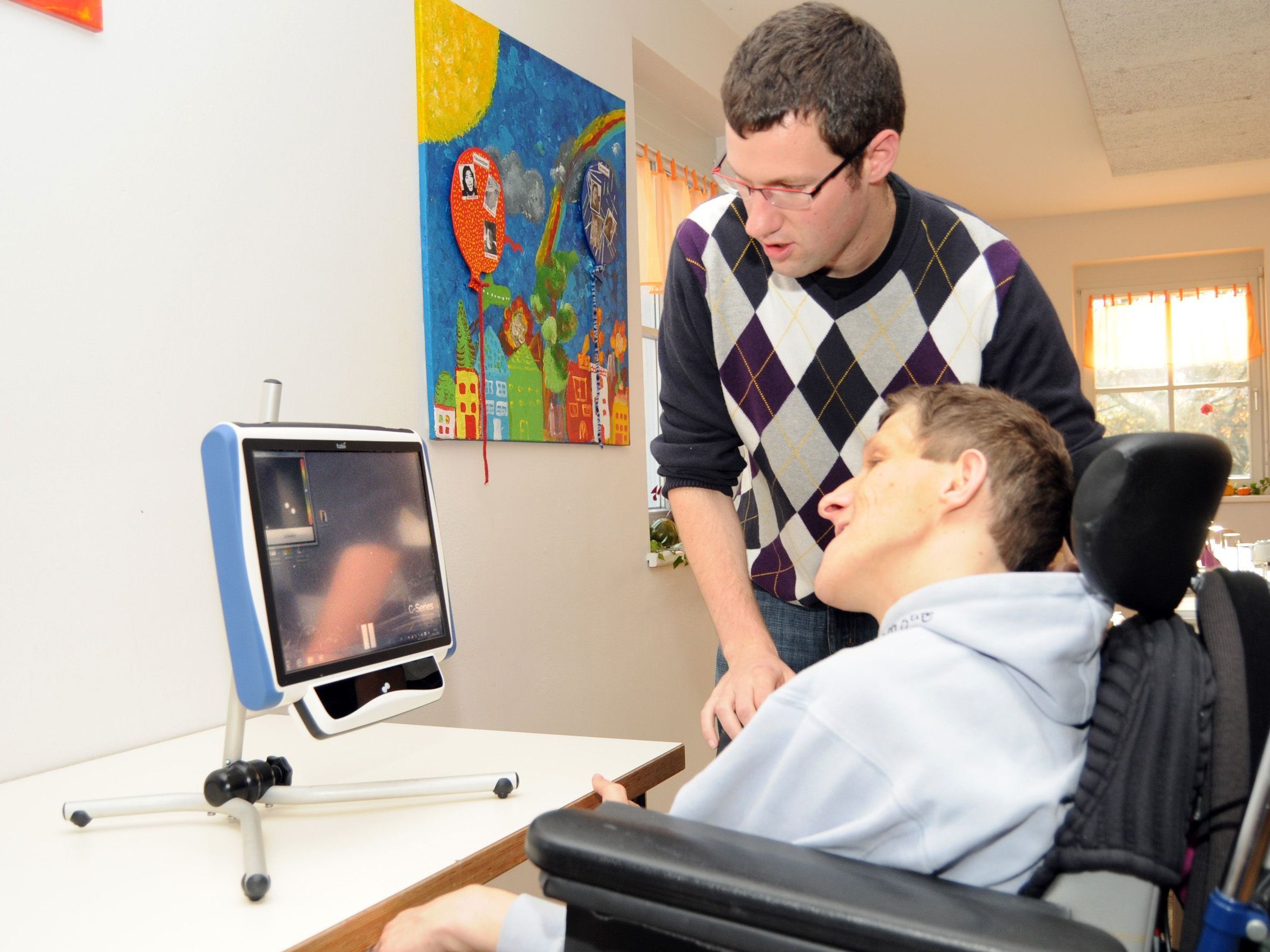 Thomas Schmucker übt mit Reinhard Wohlgenannt an seinem Kommunikations-Computer. Thomas Schmucker übt mit Reinhard Wohlgenannt an seinem Kommunikations-Computer.