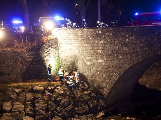 Nach seinem zweiten Unfall stürzte der Mann über ein Brückengeländer. Nach seinem zweiten Unfall stürzte der Mann über ein Brückengeländer.