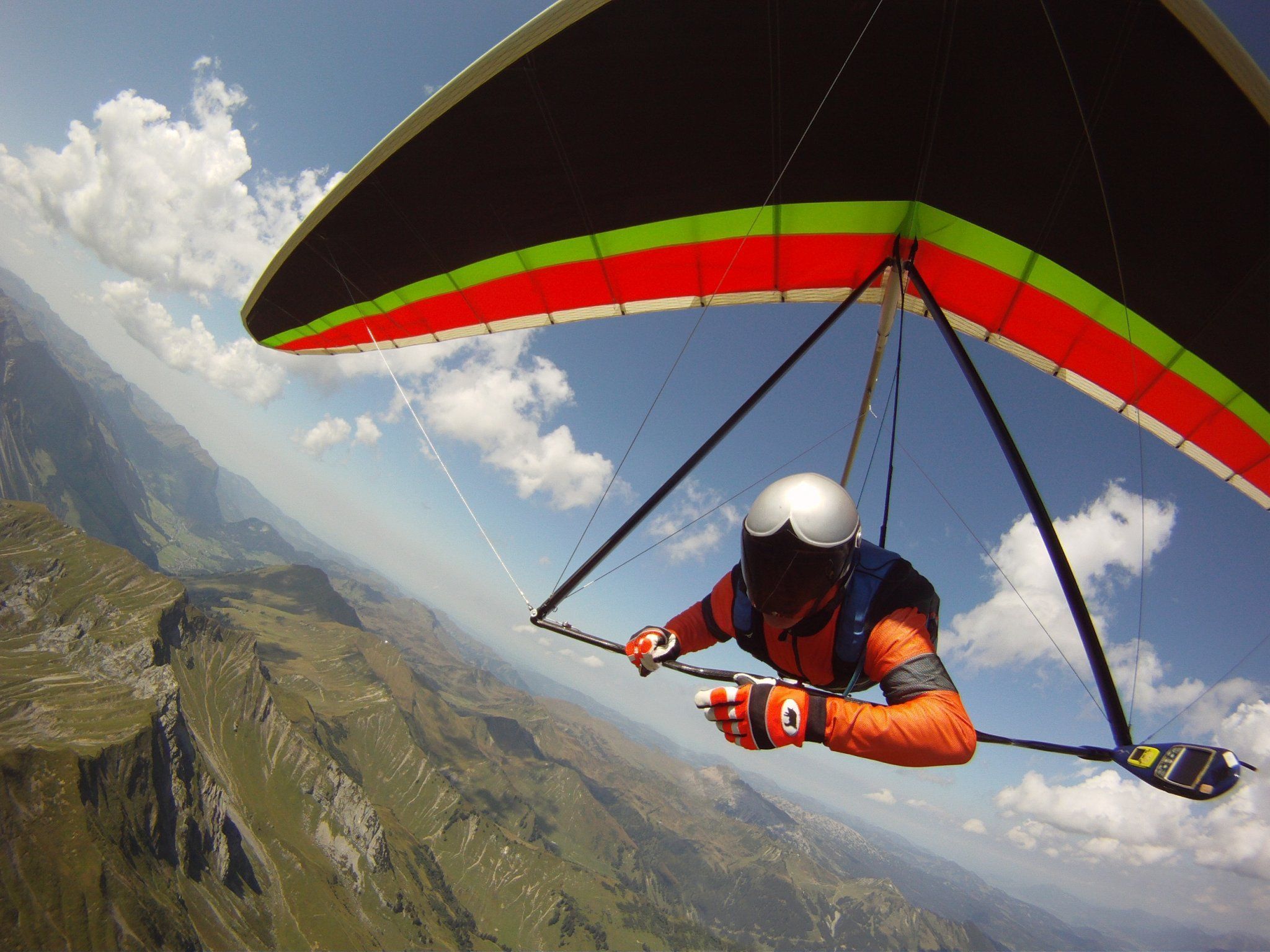 Walter Mayer bei seinem Flug über den Rüfikopf. Im Hintergrund die Berge des Bregenzerwaldes.